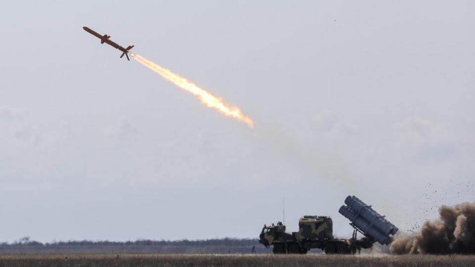 Ουκρανία: Το Πολεμικό Ναυτικό βομβαρδίζει ρωσικές εξέδρες φυσικού αερίου στη Μαύρη Θάλασσα