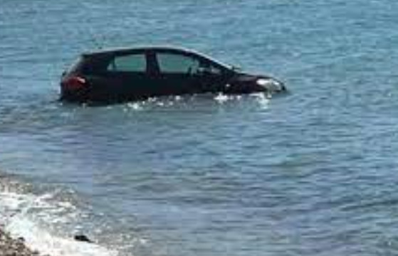 Χαλκιδική: Αυτοκίνητο βρέθηκε μέσα στην θάλασσα
