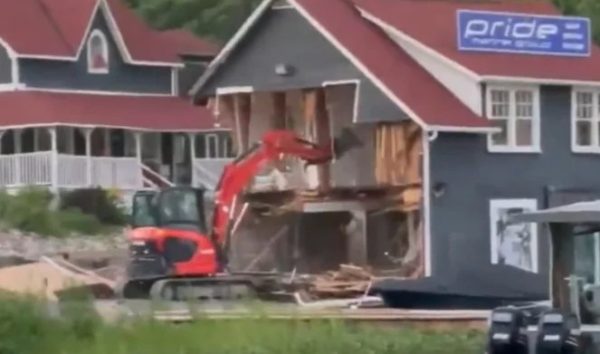 Τον απέλυσαν και… βγήκε εκτός εαυτού: Εργαζόμενος γκρεμίζει με μπουλντόζα κτίριο της εταιρείας του