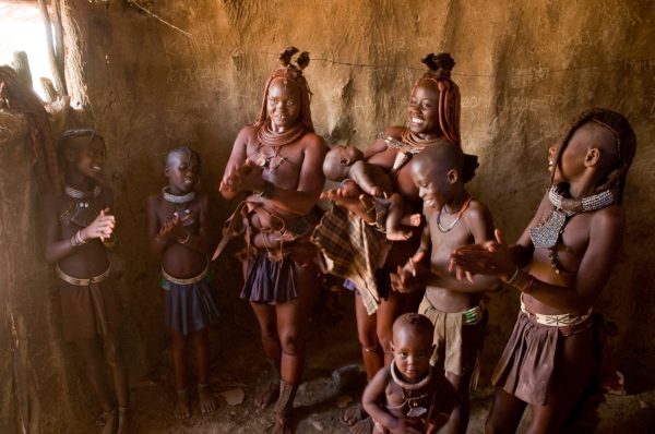 Himba: Το τραγούδι των ψυχικών «καταδύσεων» – Γεννιέται και πεθαίνει μαζί σου