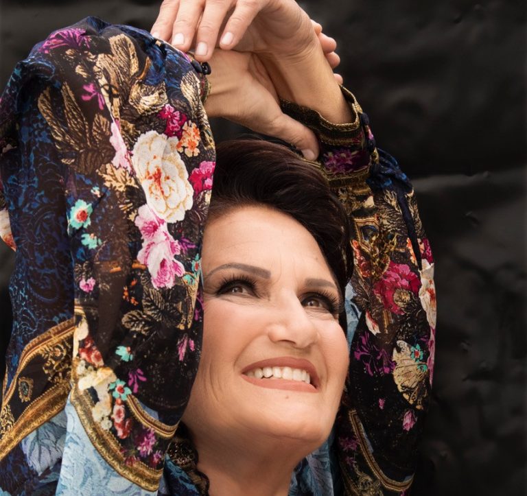 Η Άλκηστις Πρωτοψάλτη στη Σύρο