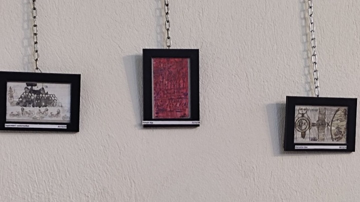 Πακέτα από τσιγάρα γίνονται ιστορίες της ζωής ενός πρόσφυγα