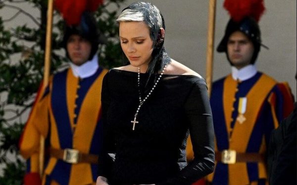 Προκαλεί το Βατικανό η πριγκίπισσα Σαρλίν του Μονακό – Με γυμνούς ώμους μπροστά στον Πάπα Φραγκίσκο