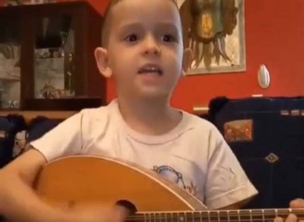 Κρήτη: Πεντάχρονος μαντολινιέρης έχει γίνει viral στο TikTok