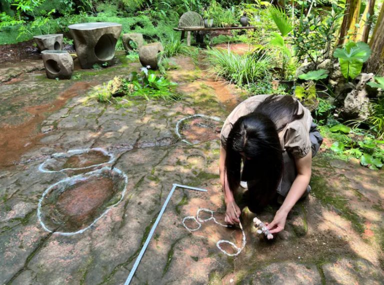 Έτρωγε σε εστιατόριο, ανακάλυψε πατημασιές δεινοσαύρου στην αυλή