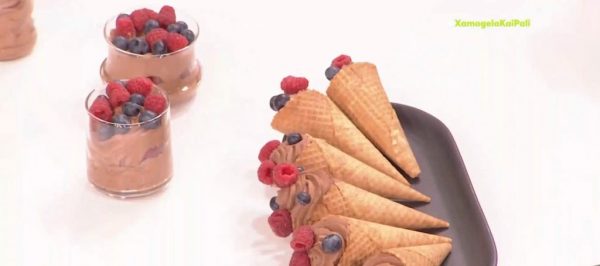 Ο Χρήστος Βεργάδος μάς ετοιμάζει καλοκαιρινή μους σοκολάτας με βατόμουρο και μύρτιλο