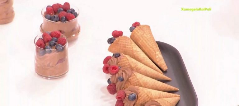 Ο Χρήστος Βεργάδος μάς ετοιμάζει καλοκαιρινή μους σοκολάτας με βατόμουρο και μύρτιλο