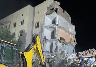 Ουκρανία: Έξι νεκροί και δεκάδες εγκλωβισμένοι σε κτίριο κατοικιών στο Ντονέτσκ από ρωσικό βομβαρδισμό