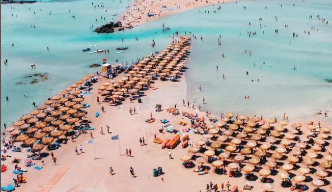 Κρήτη: Χαμός με τις ξαπλώστρες στο Ελαφονήσι – Τι απαντά ο δήμαρχος