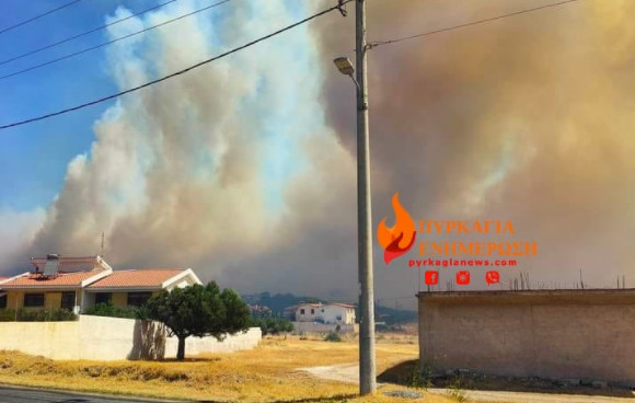 Φωτιά στην Φέριζα Σαρωνικού - Δίπλα σε σπίτια οι φλόγες - Ισχυρές δυνάμεις της Πυροσβεστικής