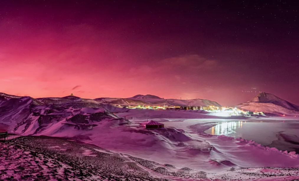 Ανταρκτική: Η σκόνη του ηφαιστείου της Τόνγκα έβαψε τον ουρανό κόκκινο