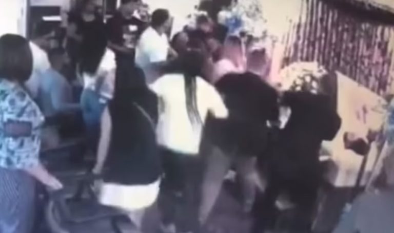 Νέα Υόρκη: Πιάστηκαν στα χέρια πάνω από το ανοιχτό φέρετρο