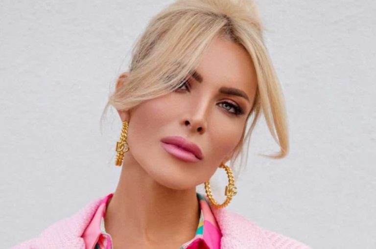 Κατερίνα Καινούργιου: Ποζάρει topless με θέα το ηλιοβασίλεμα