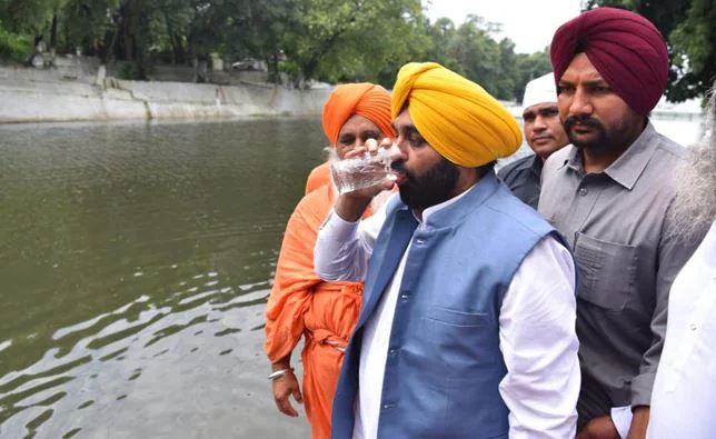 Ινδία: Ήπιε νερό από «ιερό ποτάμι» αλλά… κατέληξε στο νοσοκομείο