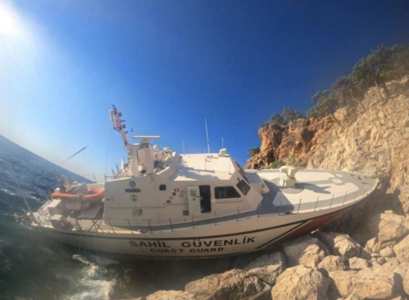 Τουρκία: Πώς κατάφεραν λιμενικοί της χώρας να ρίξουν το σκάφος στα βράχια