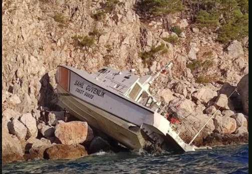 Τουρκία: Πώς κατάφεραν λιμενικοί της χώρας να ρίξουν το σκάφος στα βράχια