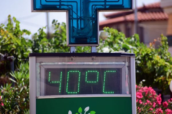 Καιρός: Καύσωνα… συνέχεια και την Τρίτη – Πού θα σημειωθούν 40άρια