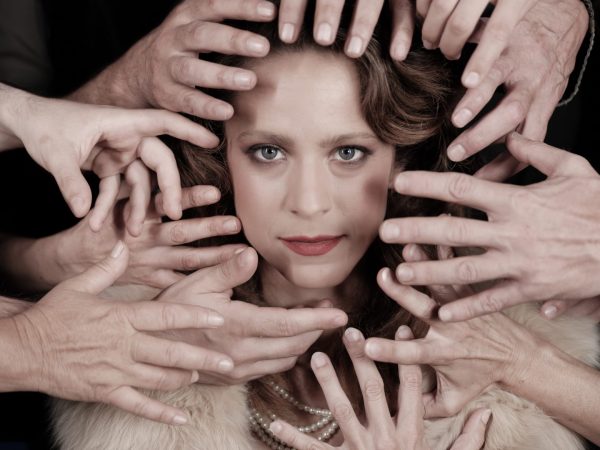 Dogville: Έλλη Τρίγγου και Στέλιος Μάινας πρωταγωνιστούν στην παράσταση