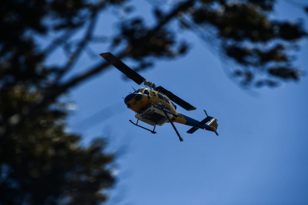 Φωτιά στα Μέγαρα: Αναγκαστική προσγείωση ελικοπτέρου που επιχειρούσε