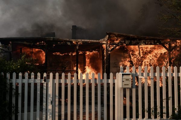 Φωτιές: Φόβοι για αναζωπυρώσεις στα πύρινα μέτωπα – Σε ολονύκτιο συναγερμό η Πυροσβεστική