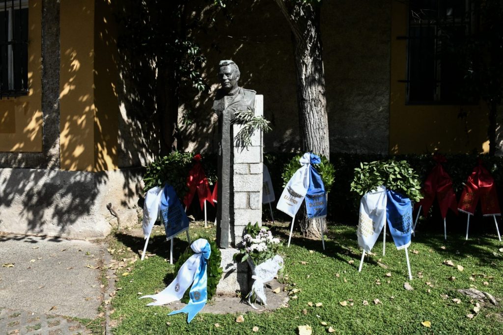 Κατερίνα Σακελλαροπούλου: Κατέθεσε στεφάνι στην προτομή του Σπύρου Μουστακλή