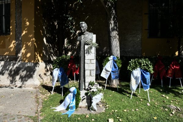 Κατερίνα Σακελλαροπούλου: Κατέθεσε στεφάνι στην προτομή του Σπύρου Μουστακλή