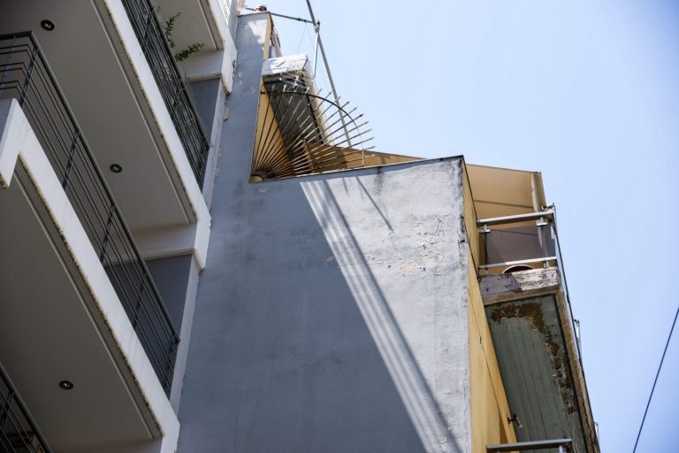 Πάτρα: Θρίλερ με την πτώση γυναίκας από μπαλκόνι – Διαστάσεις μυστηρίου και εγκλήματος