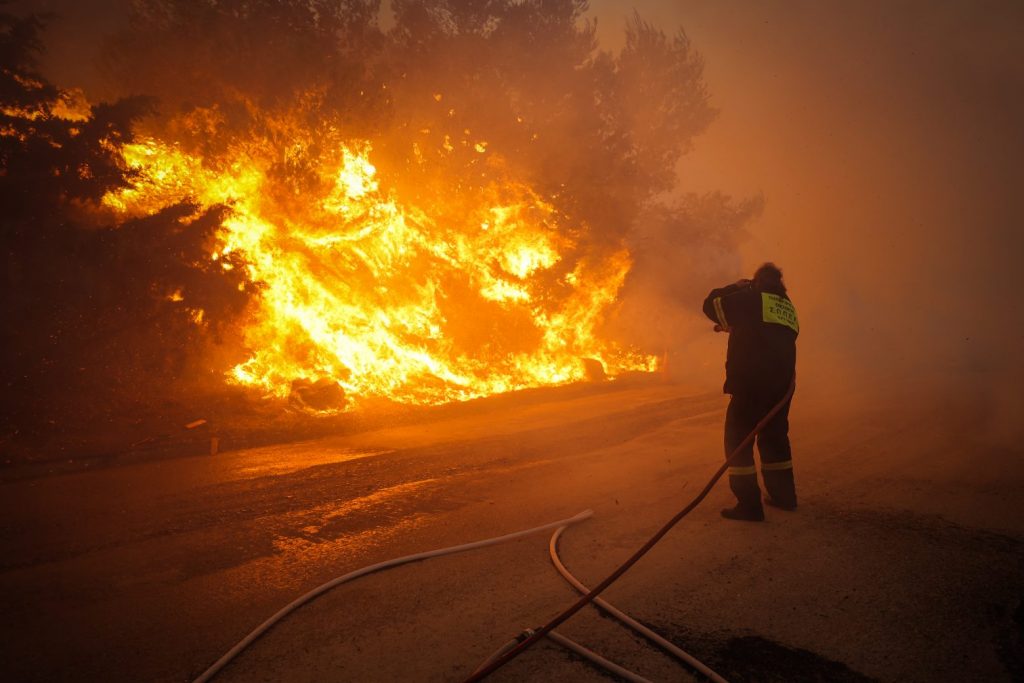 Πυρκαγιά στην Πεντέλη: Συγκλονιστική στιγμή με δημοσιογράφο στον αέρα – «Μας κυνηγά η φωτιά»