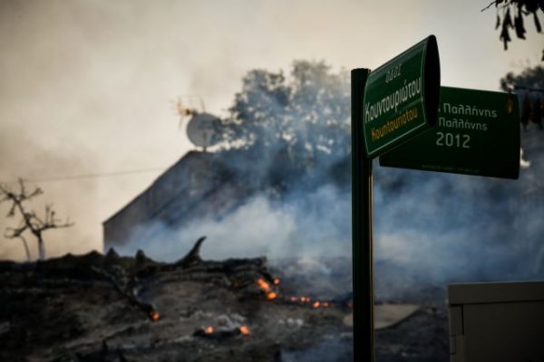 Φωτιά στην Πεντέλη: 86χρονος κάτοικος αρνείται να εγκαταλείψει το σπίτι του – Δείτε το βίντεο