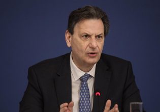 Σκυλακάκης στο Συνέδριο Economist: Το ρίσκο των εκλογών πηγαίνει πιο μακριά