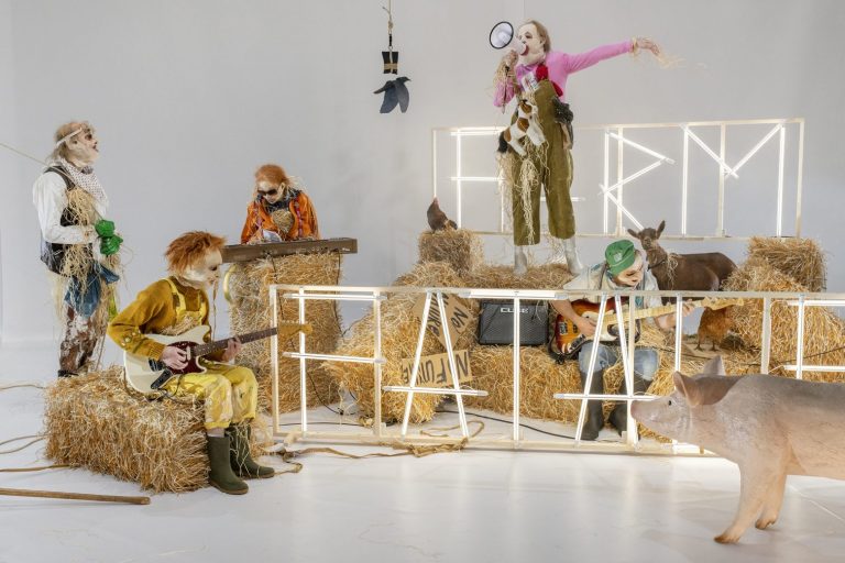 Farm Fatale: Ονειροπόλοι ακτιβιστές δίνουν την παράσταση τους στην Πειραιώς 260