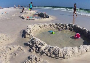 Γιατί οι λουόμενοι της Φλόριντα πέφτουν μέσα σε… τρύπες;