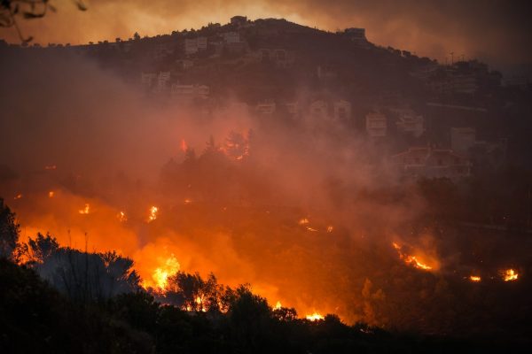 Firefighters battle huge Penteli fire front all night, settlements evacuated, homes destroyed