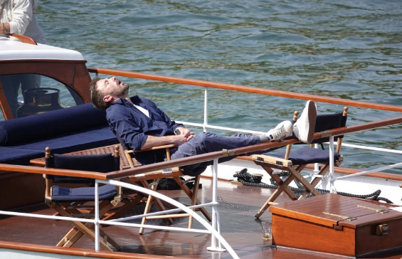 Μπεν Άφλεκ: Πήγε ρομαντική κρουαζιέρα στο Σηκουάνα και τον πήρε ο ύπνος