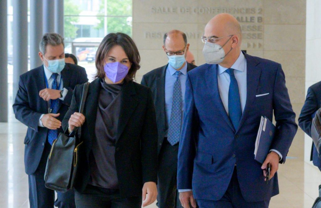 Αναλένα Μπέρμποκ: Τι θα συζητήσει η ΥΠΕΞ της Γερμανίας στην Αθήνα και ποια τα αγκάθια της επίσκεψης