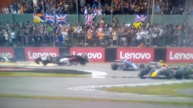 Τρομακτικό ατύχημα, γύρισε ανάποδα το μονοθέσιο του Ζου – Κόκκινη σημαία στο Silvestone (vid)