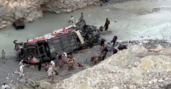 Πακιστάν: Τουλάχιστον 19 νεκροί από πτώση λεωφορείου σε φαράγγι