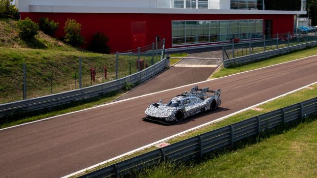 L’auto da corsa Ferrari per Le Mans si schianta contro Fiorano