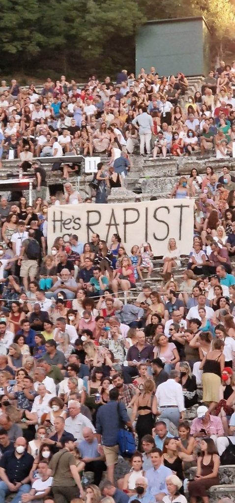 Δημήτρης Λιγνάδης: Σήκωσαν πανό και στην Επίδαυρο – Έγραφε στα αγγλικά «Βιαστής είναι»
