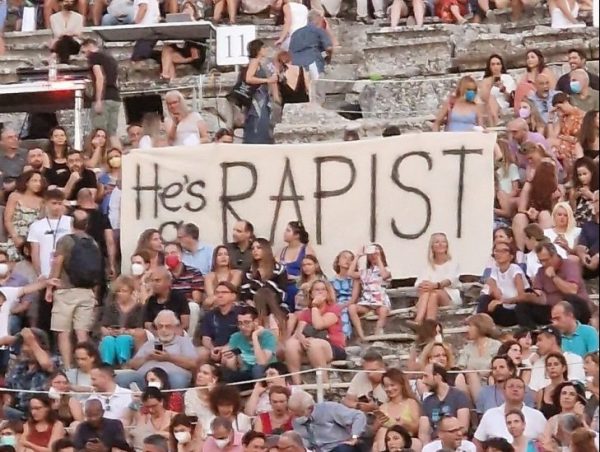 Δημήτρης Λιγνάδης: Σήκωσαν πανό και στην Επίδαυρο – Έγραφε στα αγγλικά «Βιαστής είναι»