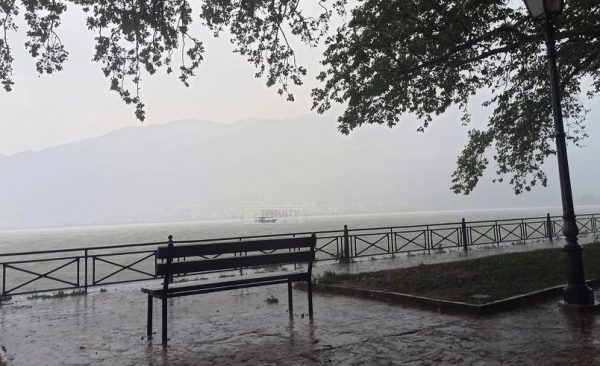 Ιωάννινα: Ισχυρό μπουρίνι – Έπεσαν δέντρα – Λαχτάρησαν επιβάτες σε καραβάκι στη λίμνη