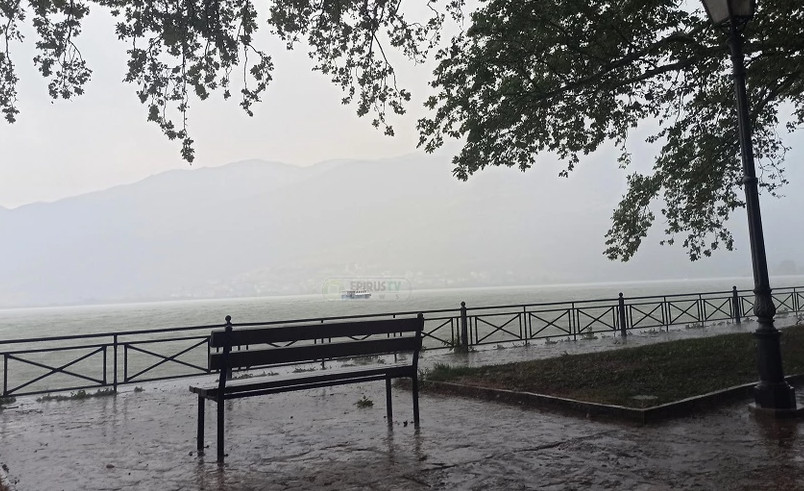 Ιωάννινα: Ισχυρό μπουρίνι - Έπεσαν δέντρα – Λαχτάρησαν επιβάτες σε καραβάκι στη λίμνη