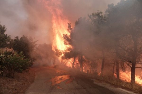Φωτιά στην Πεντέλη: Βίντεο ντοκουμέντο με έκρηξη στην Παλλήνη