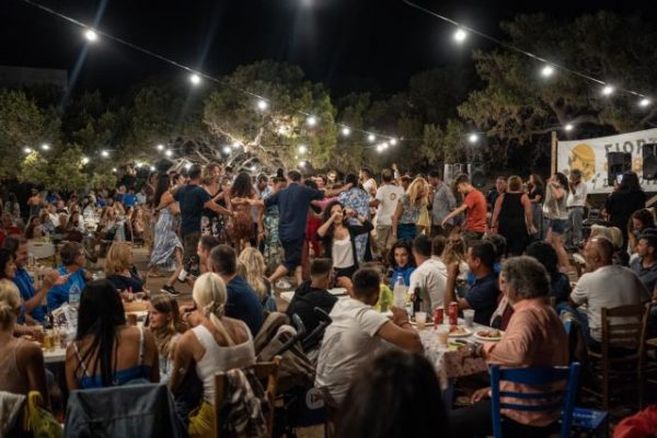 Κοροναϊός: Πάρτι θετικότητας στα νησιά και τα νοσοκομεία βγάζουν ξαπλώστρες (ράντζα)