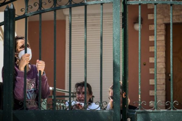 Σπίτια στις φλόγες: Η σφαίρα ήταν η τελευταία καταφυγή – Είναι ντουβάρια αυτά που θα καούν ή η ίδια η ζωή;