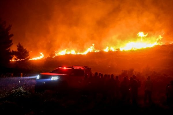 Φωτιά στην Πεντέλη: Μήνυμα συμπαράστασης σε κατοίκους, πυροσβέστες και εθελοντές από Τσίπρα και Μάντζο