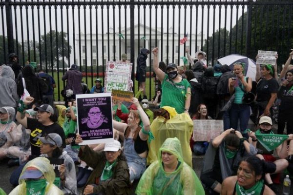 ΗΠΑ: Μεγάλη διαδήλωση έξω από τον Λευκό Οίκο για το δικαίωμα στην άμβλωση