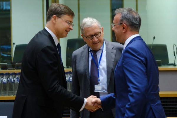 Πληθωρισμός: Αναθεωρεί προς τα πάνω τις προβλέψεις της η Κομισιόν