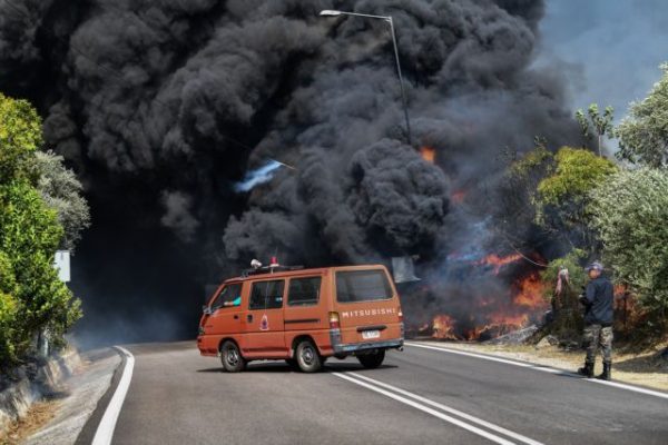 Φωτιά στα Κρέστενα: Νέος συναγερμός στην Πυροσβεστική