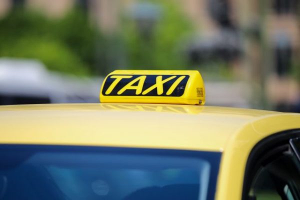 Θεσσαλονίκη: Οδηγός ταξί συνελήφθη με την κατηγορία της παράνομης μεταφοράς αλλοδαπών